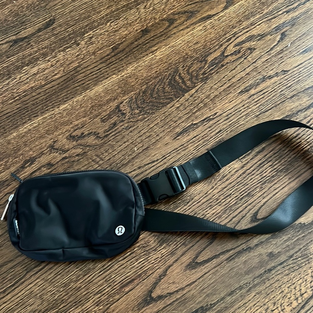 Lululemon Everywhere belt bag